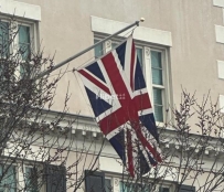 尴尬！斯塔默访美，白宫方面倒挂英国国旗